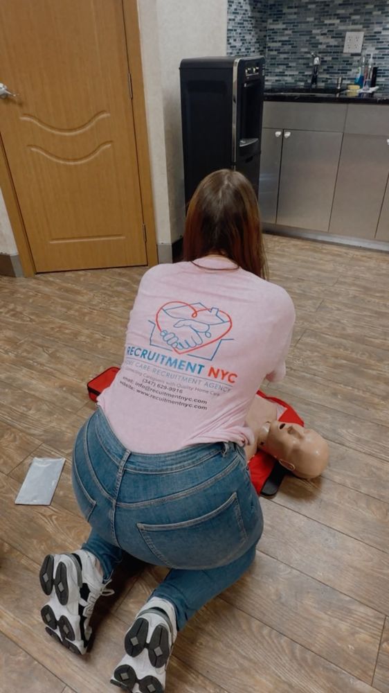 Каждый студент отрабатывает компрессии до уверенного результата